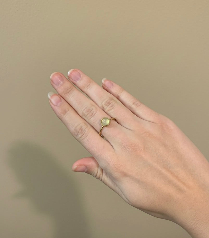 Anillos de diseño fino dorados con minerales