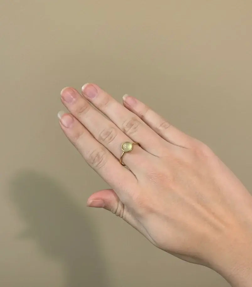 Anillos de diseño fino dorados con minerales