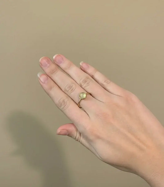 Anillos de diseño fino dorados con minerales