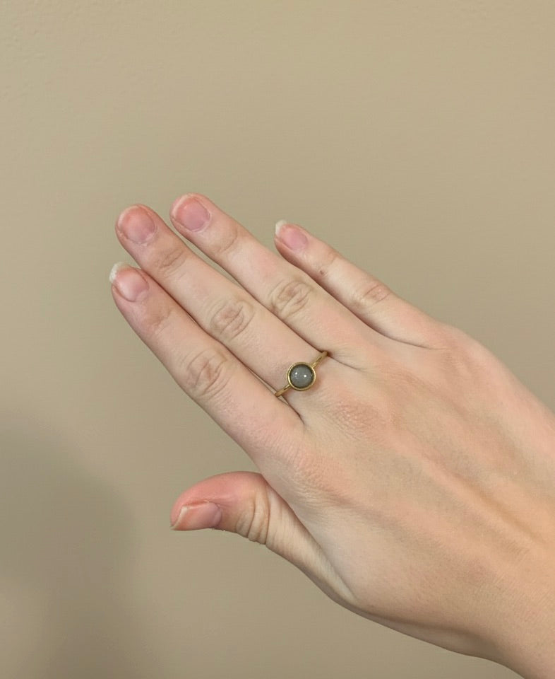 Anillos de diseño fino dorados con minerales