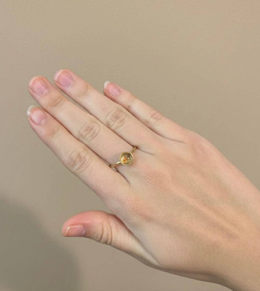 Anillos de diseño fino dorados con minerales