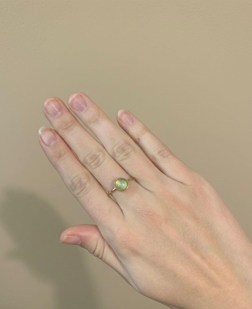 Anillos de diseño fino dorados con minerales