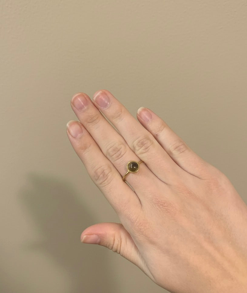 Anillos de diseño fino dorados con minerales