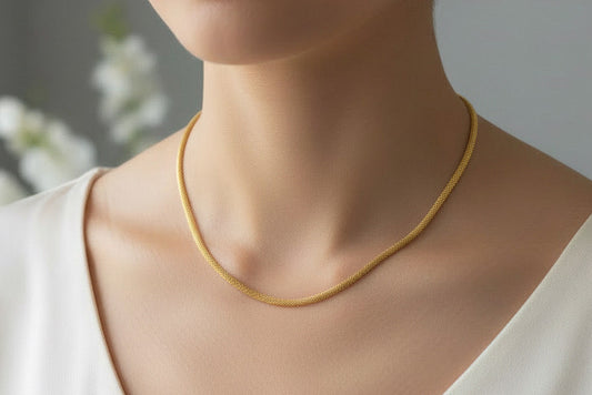 Cadena dorada de cordón grabado