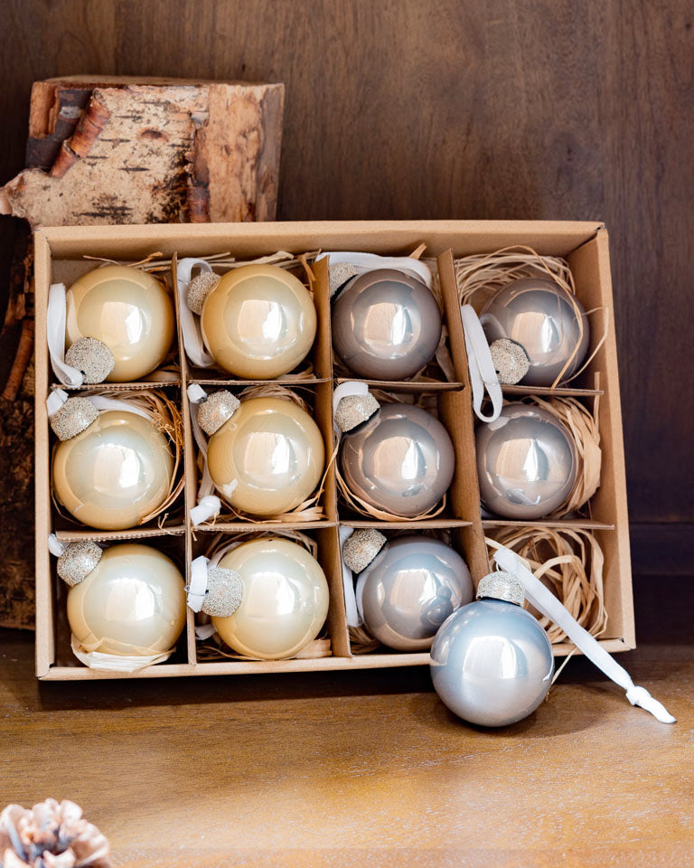 Caja de bolas de navidad plateadas y doradas