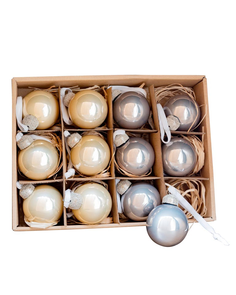 Caja de bolas de navidad plateadas y doradas