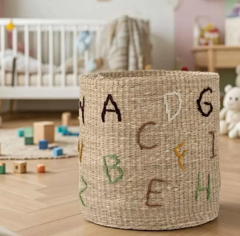 Cesta de mimbre con números o letras 