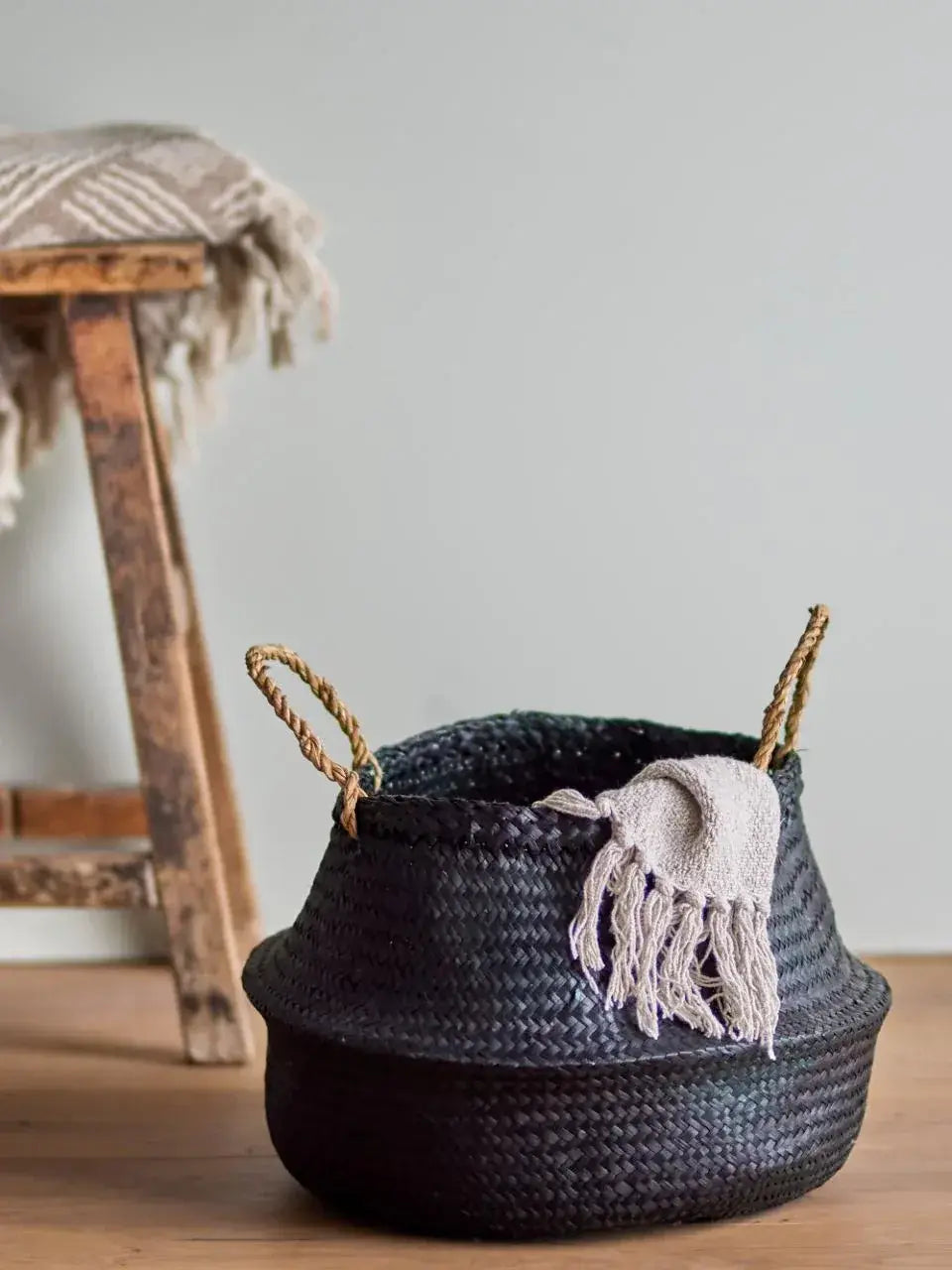 Cesta de paja negra con asas Floria - La Quinta Vidal