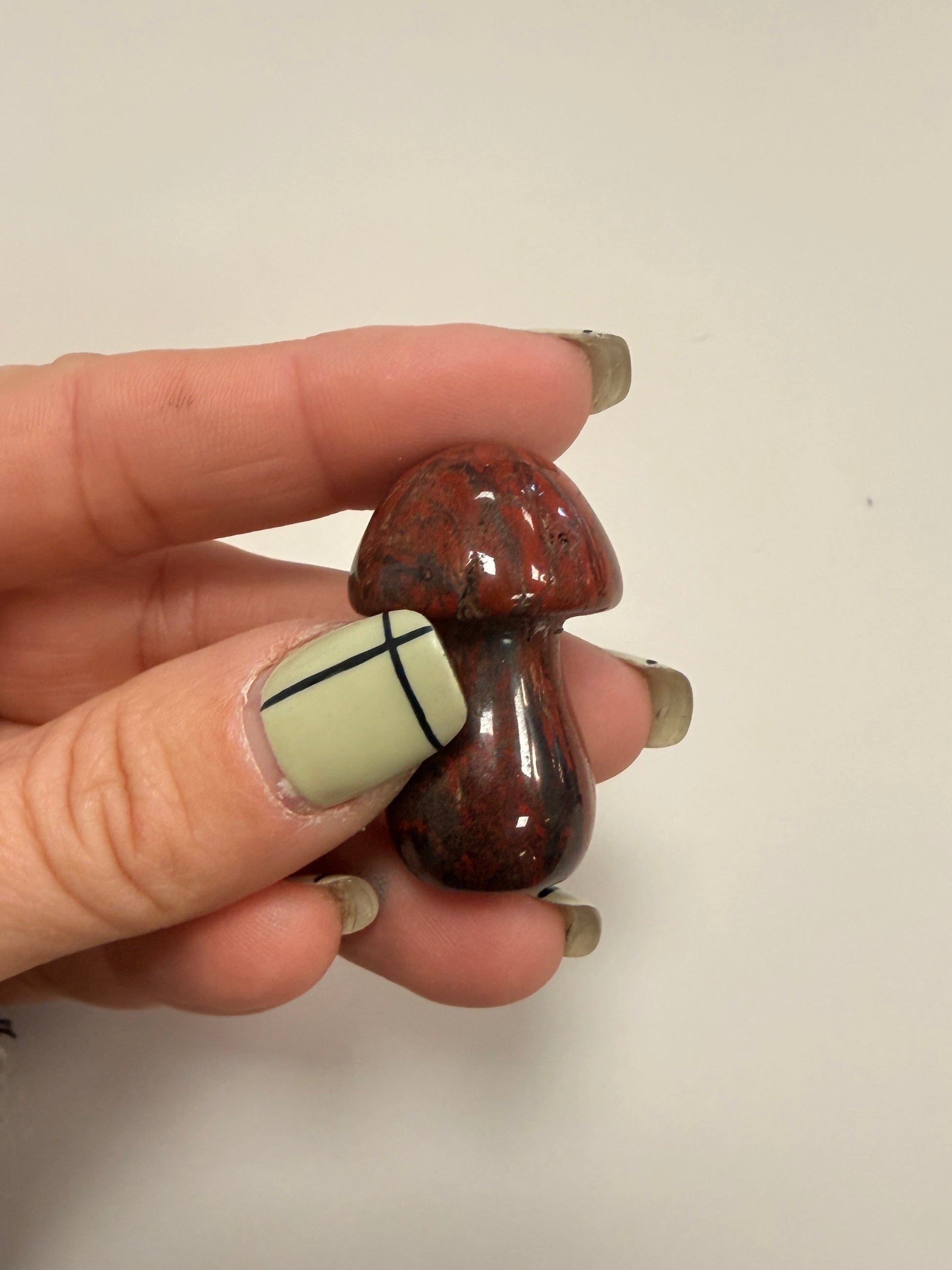 Champiñones tallados de mineral variados