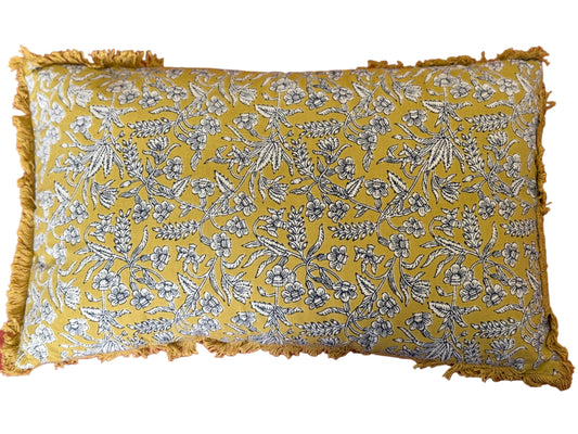 Cojín rectangular con estampado floral en tonos beige, mostaza y negro