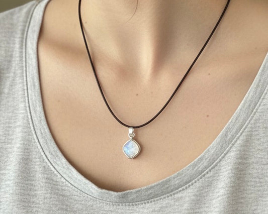 Collar de piedra luna