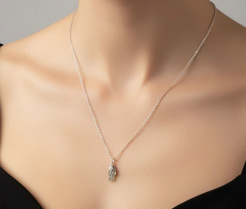 Collar plateado de moldavita