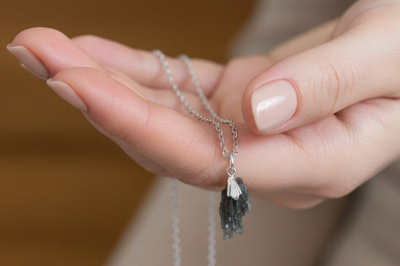 Collar plateado de moldavita 