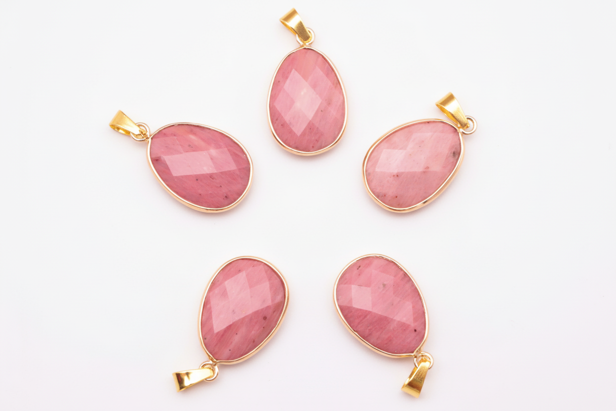 Collar dorado de minerales ovalado