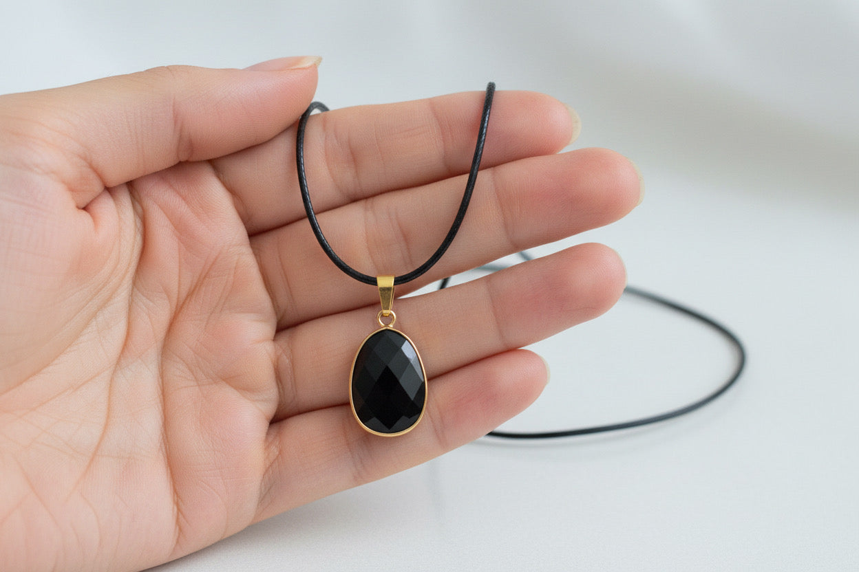 Collar dorado de minerales ovalado