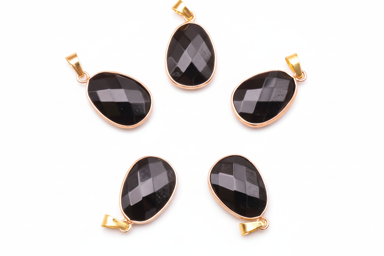 Collar dorado de minerales ovalado