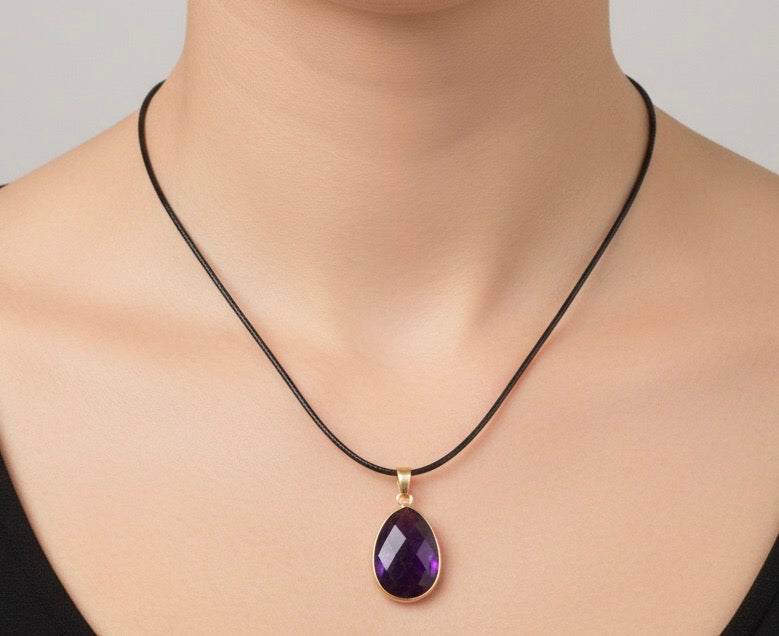 Collar dorado de minerales ovalado