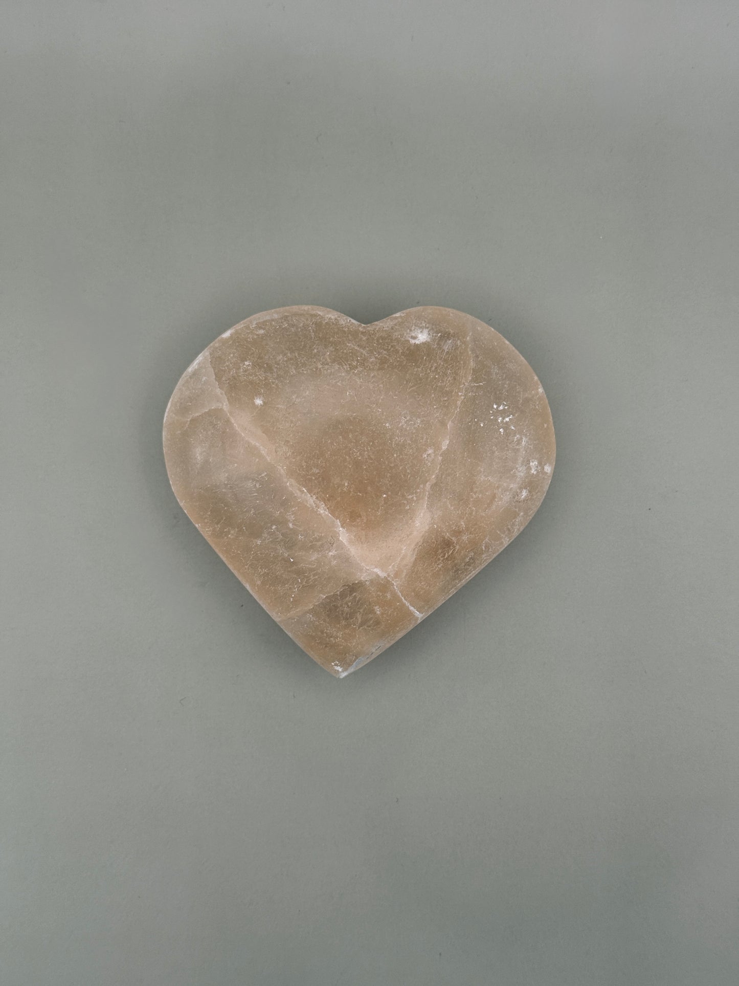 Corazón de mineral de selenita pulida naranja