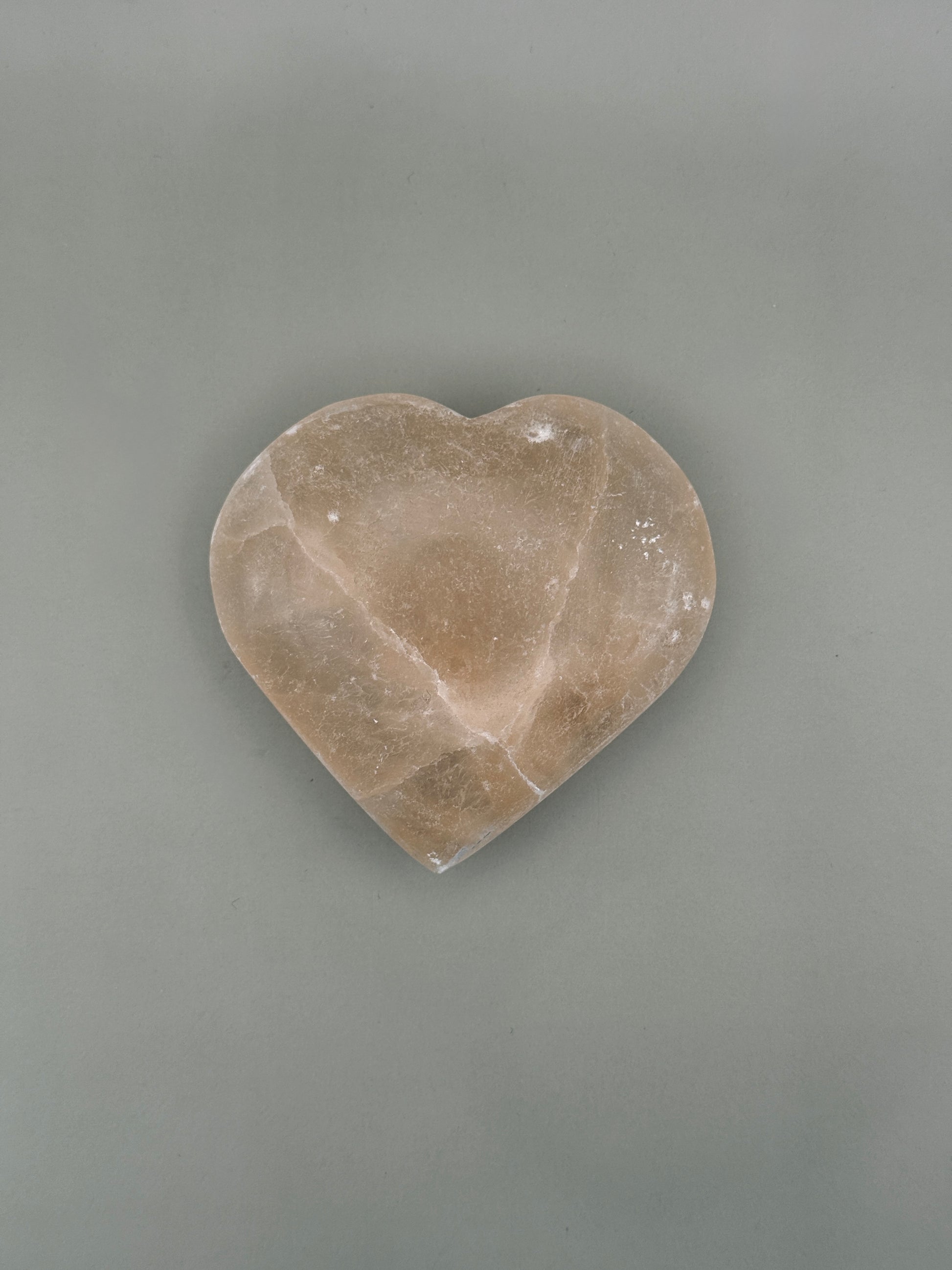 Corazón de mineral de selenita pulida naranja