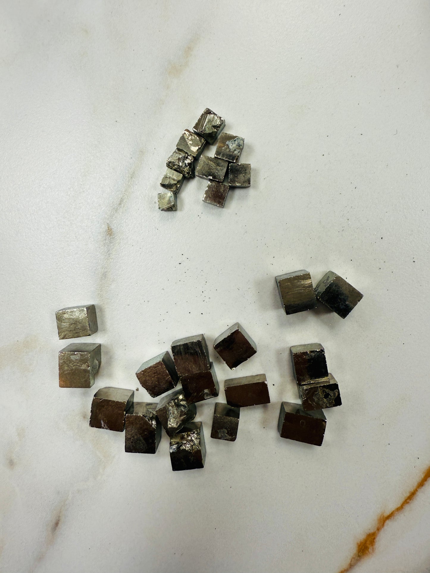 Cubitos de mineral de pirita navajun