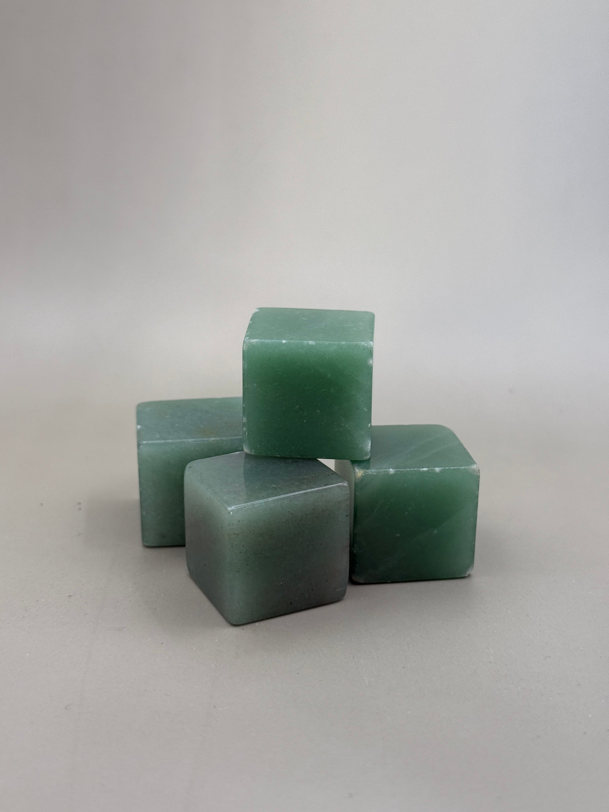 Cubitos de mineral de cuarzo verde