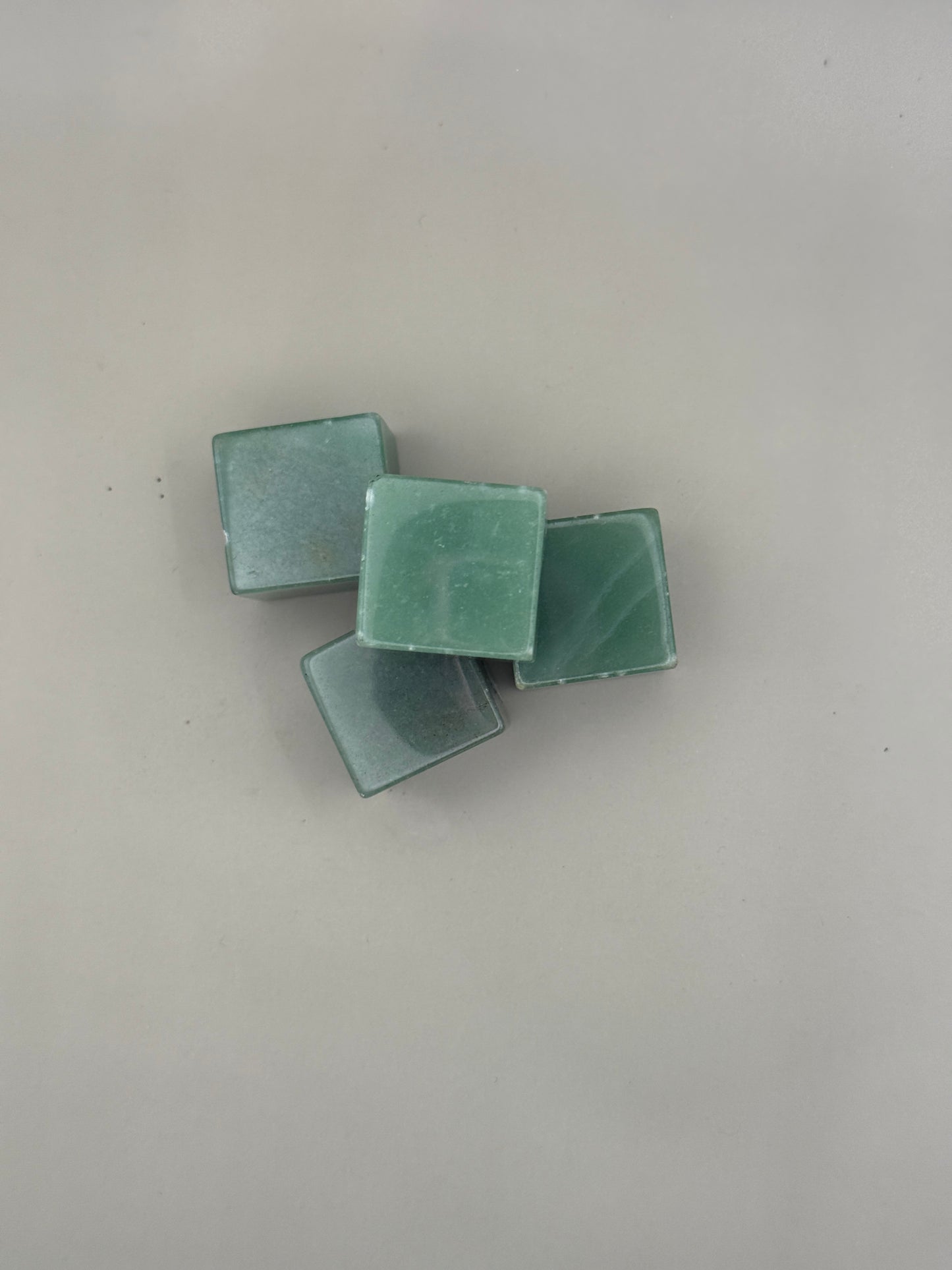 Cubitos de mineral de cuarzo verde