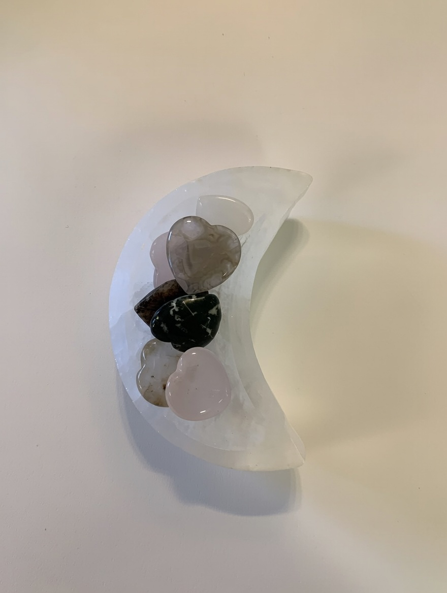 Cuenco de selenita con forma de media luna