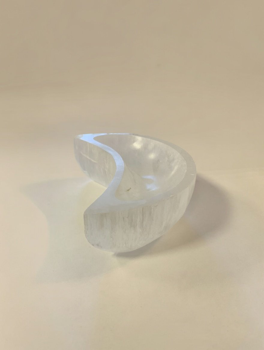 Cuenco de selenita con forma de media luna