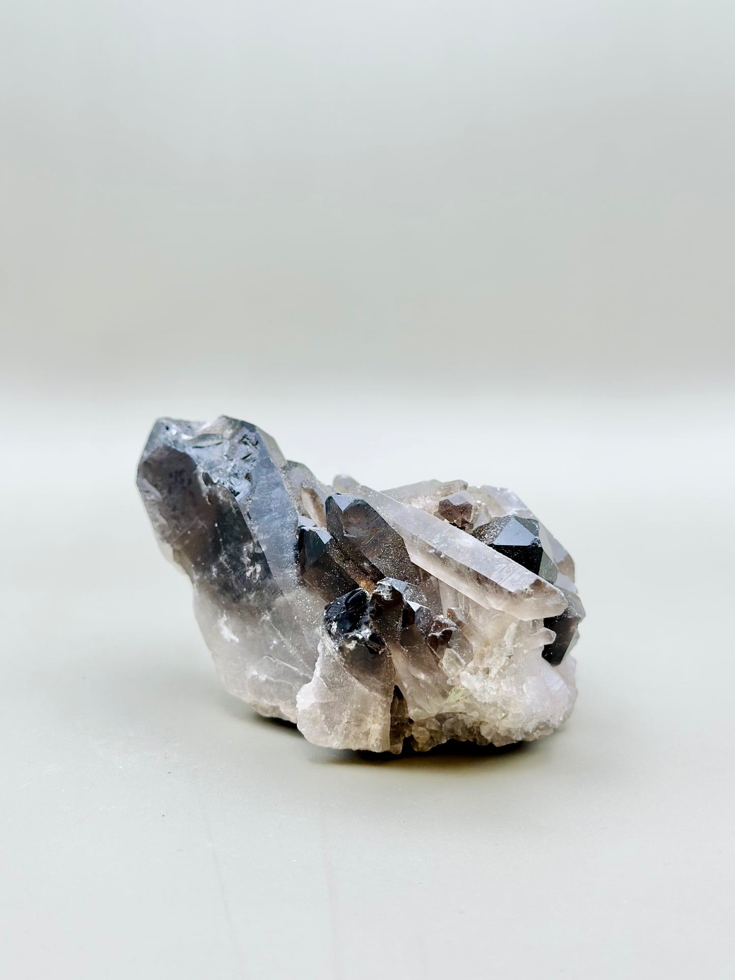 Drusa de mineral de cuarzo ahumado