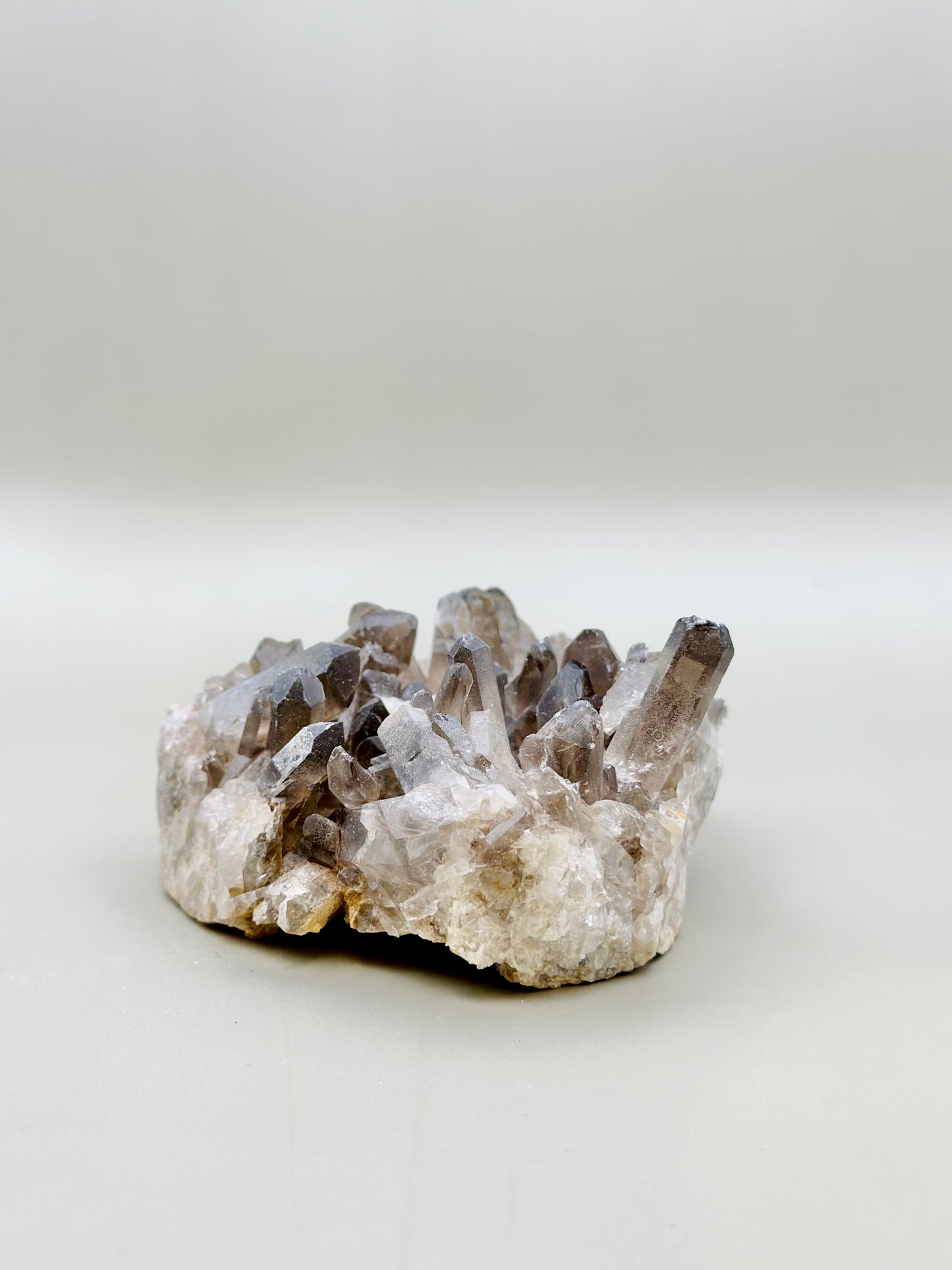 Drusa de mineral de cuarzo ahumado