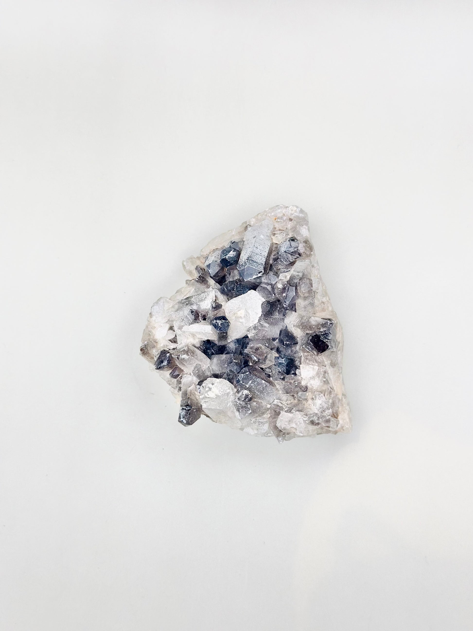 Drusa de mineral de cuarzo ahumado