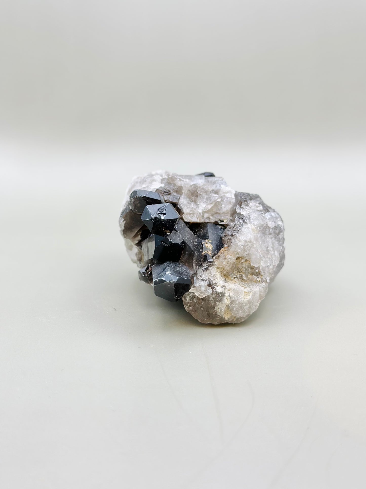 Drusa de mineral de cuarzo ahumado