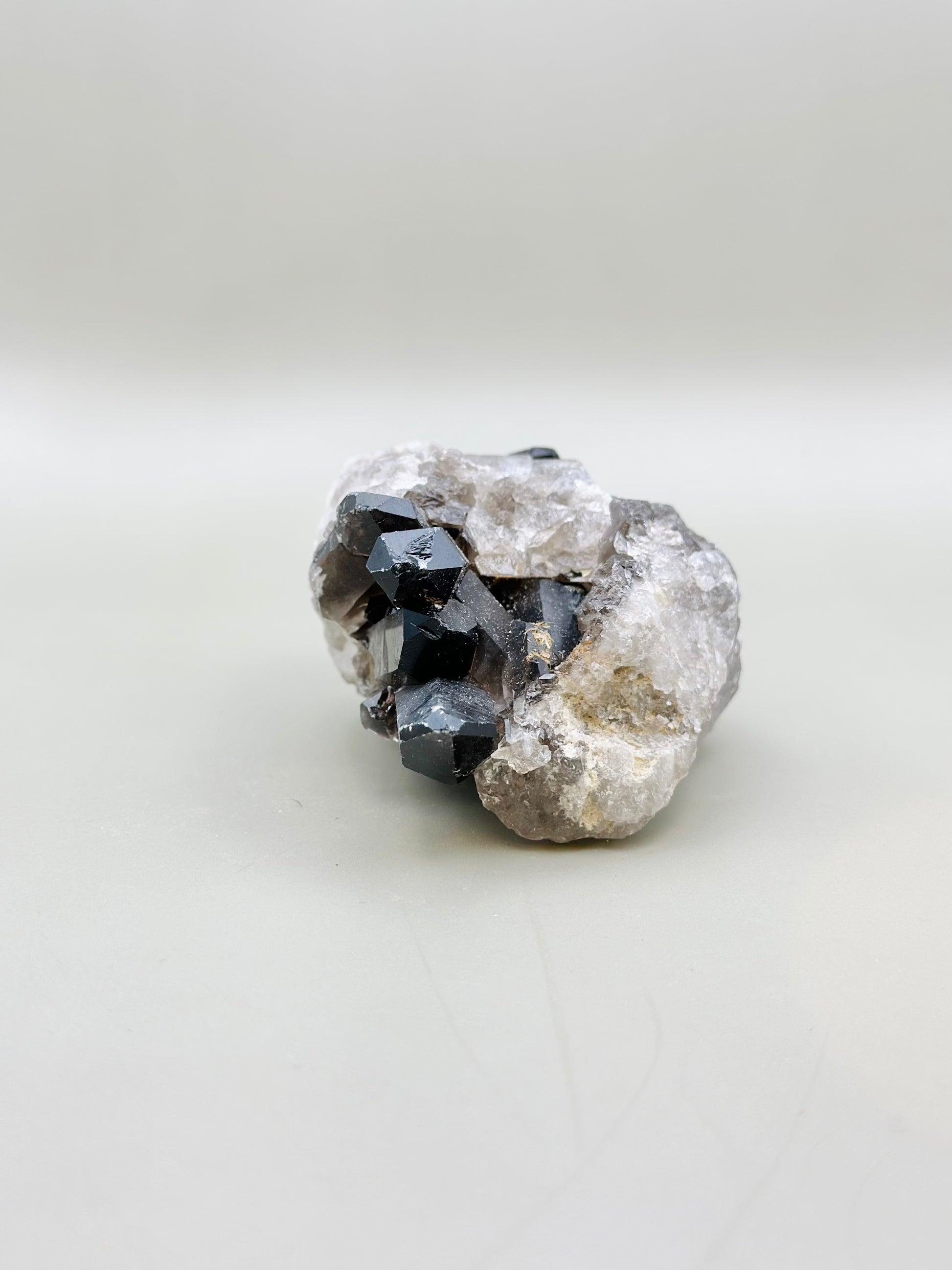 Drusa de mineral de cuarzo ahumado