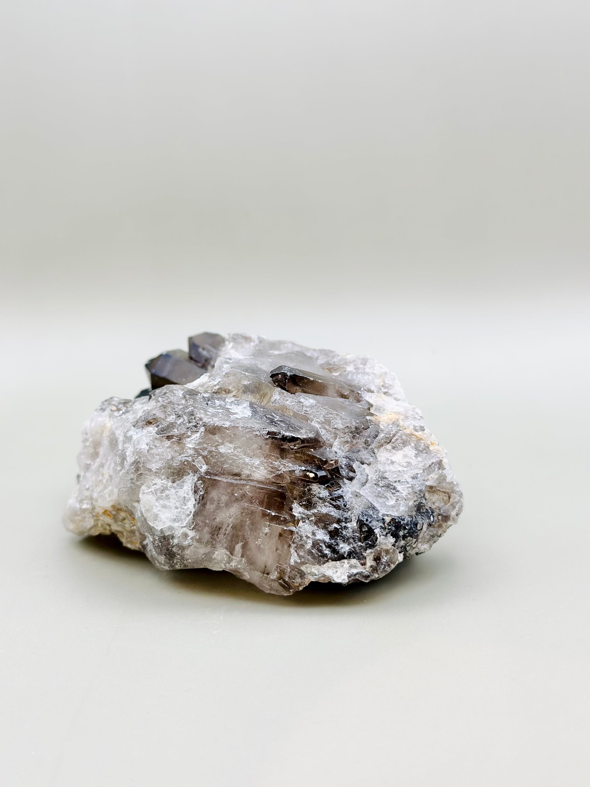 Drusa de mineral de cuarzo ahumado