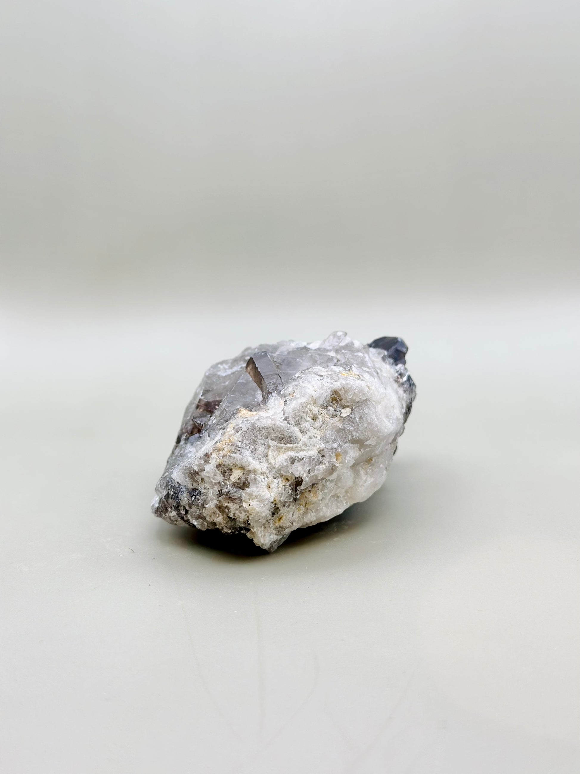 Drusa de mineral de cuarzo ahumado