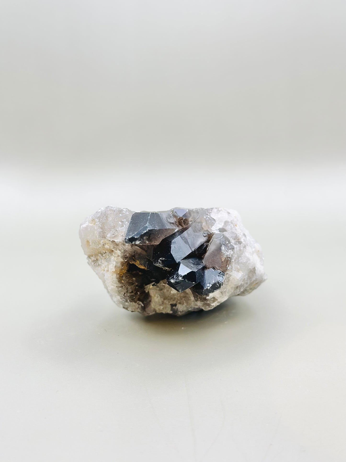 Drusa de mineral de cuarzo ahumado