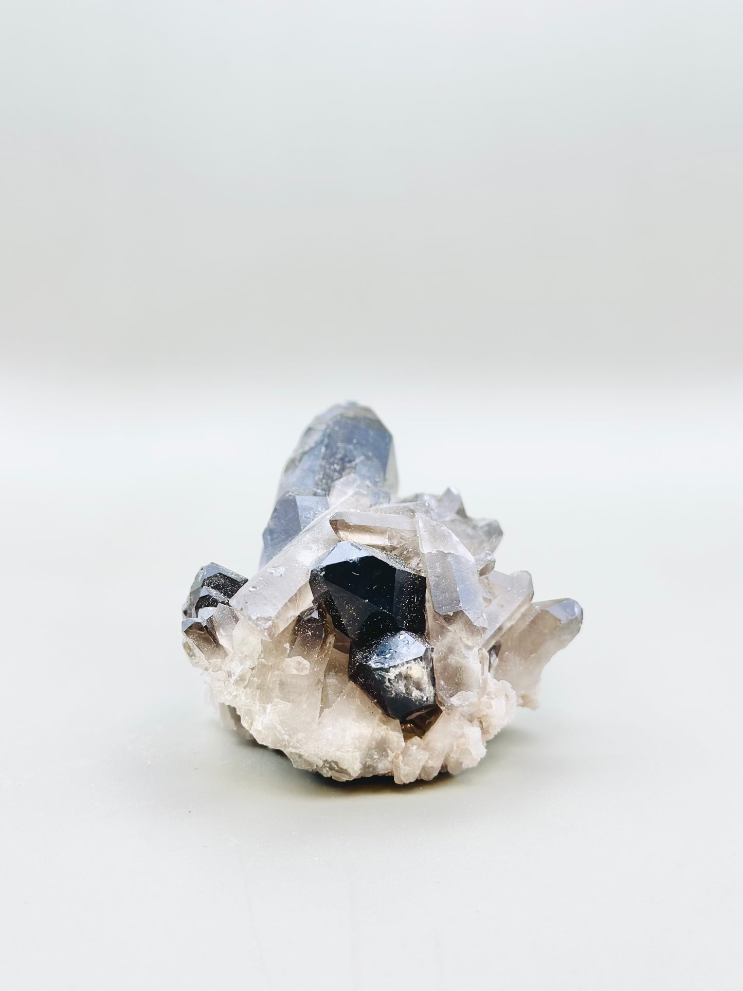 Drusa de mineral de cuarzo ahumado