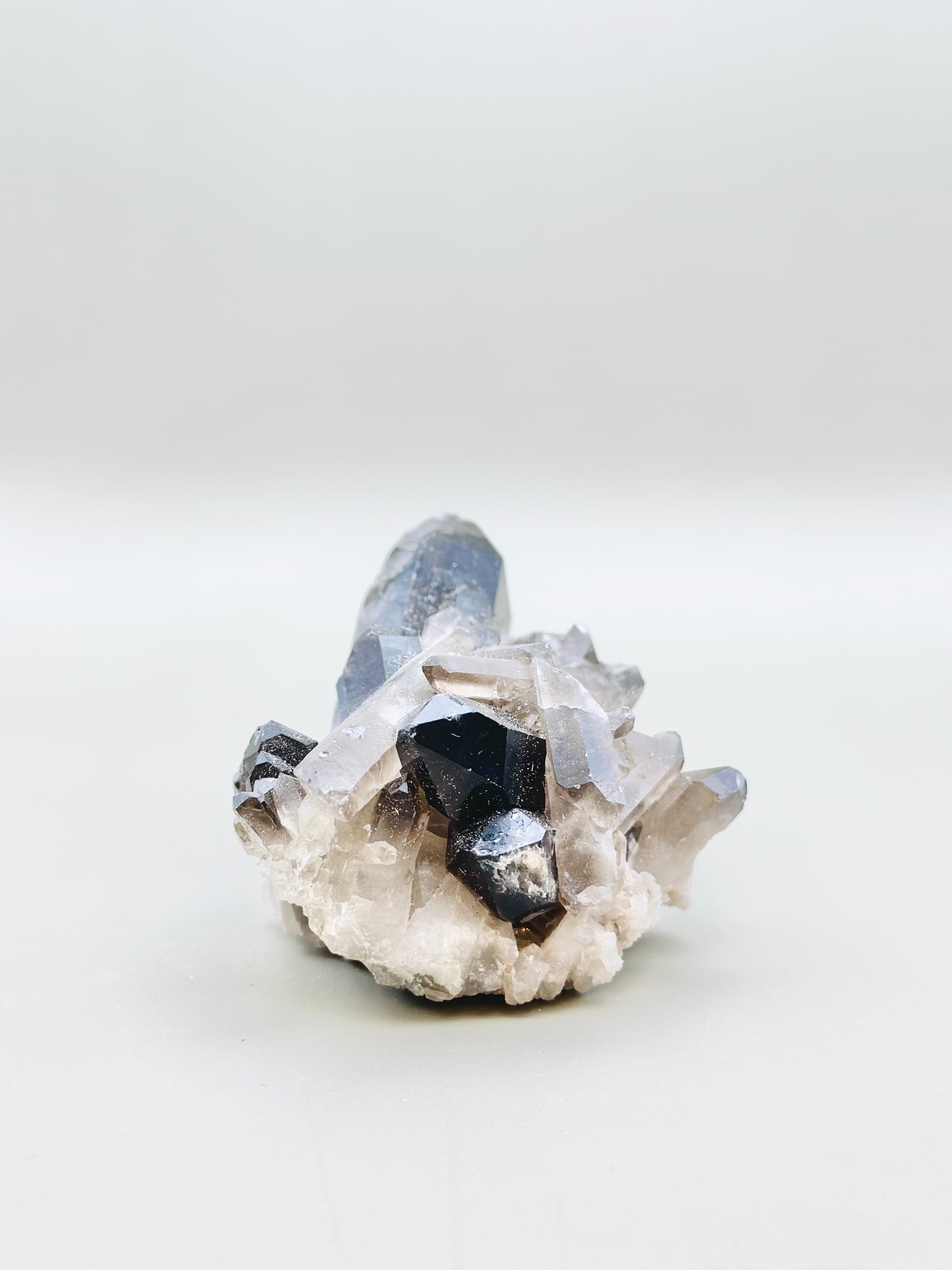 Drusa de mineral de cuarzo ahumado