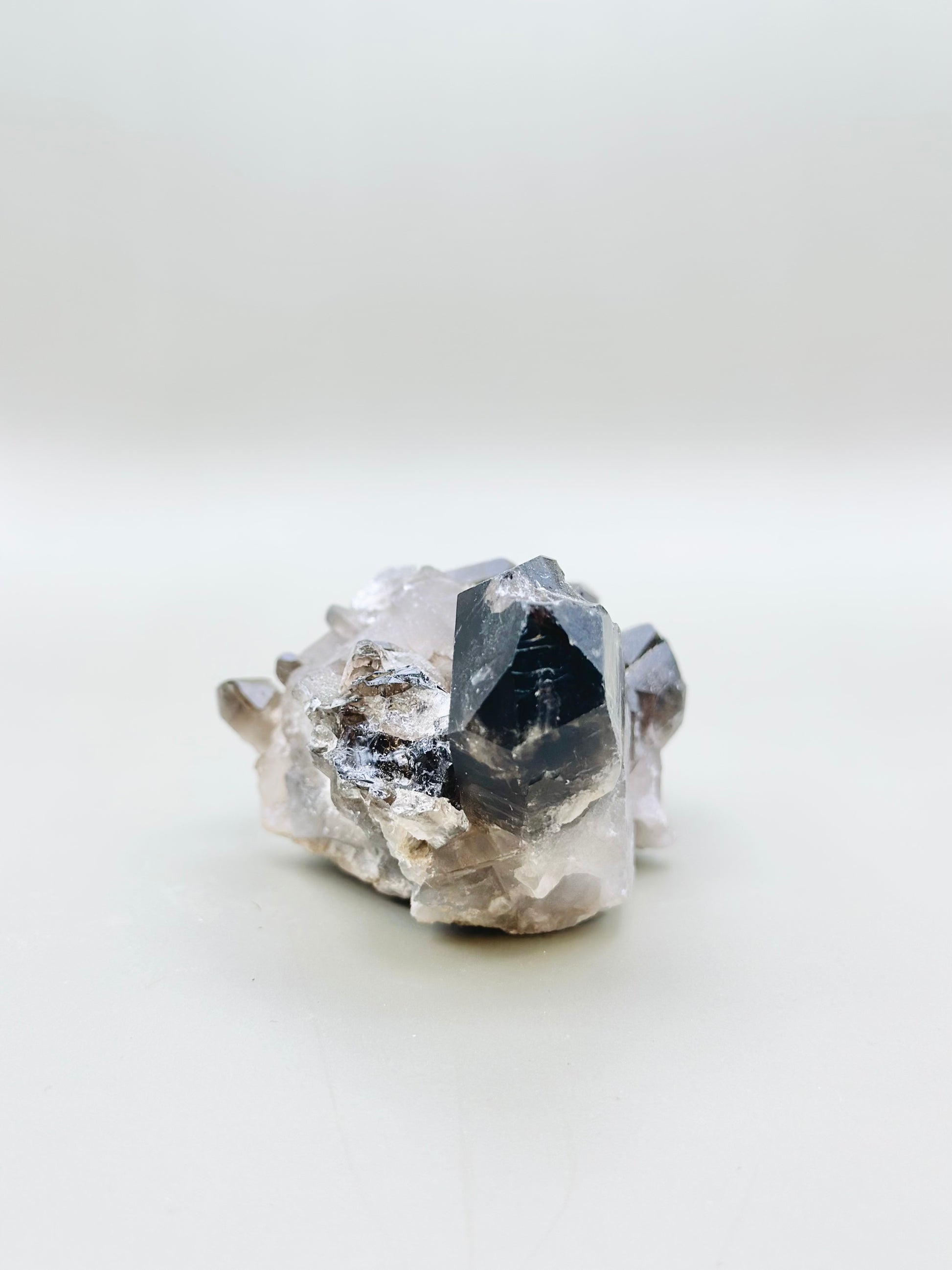 Drusa de mineral de cuarzo ahumado