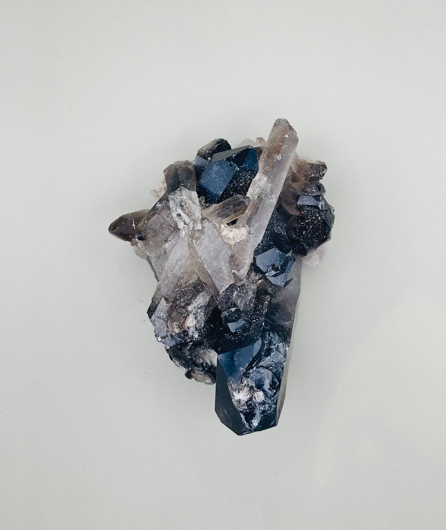 Drusa de mineral de cuarzo ahumado