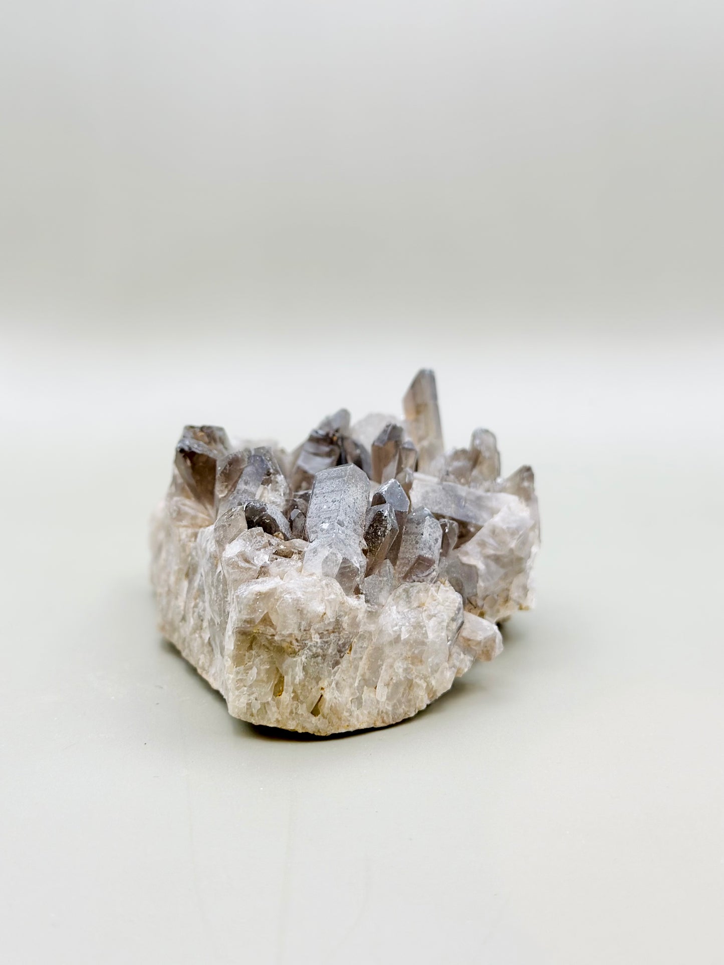 Drusa de mineral de cuarzo ahumado