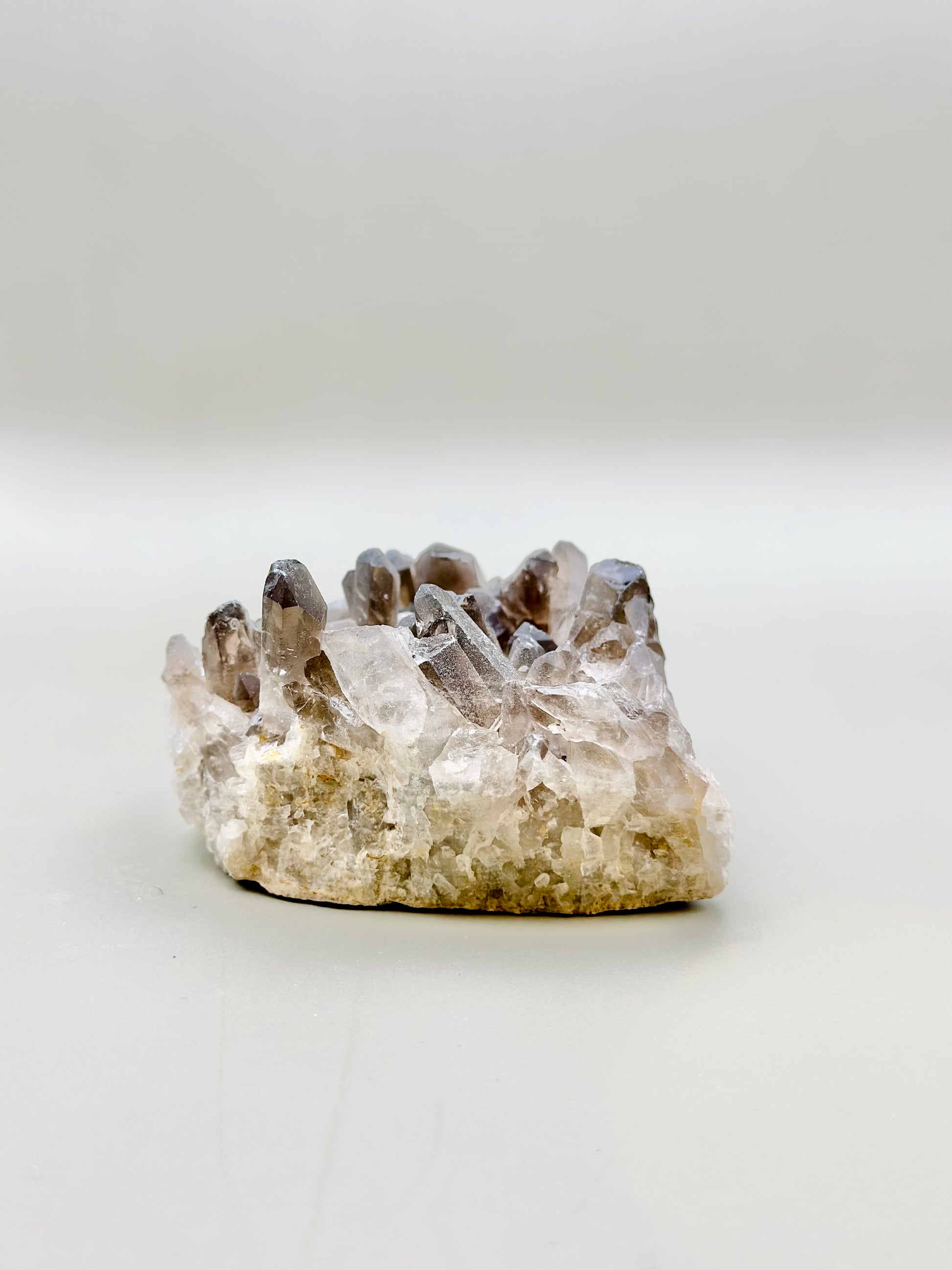 Drusa de mineral de cuarzo ahumado