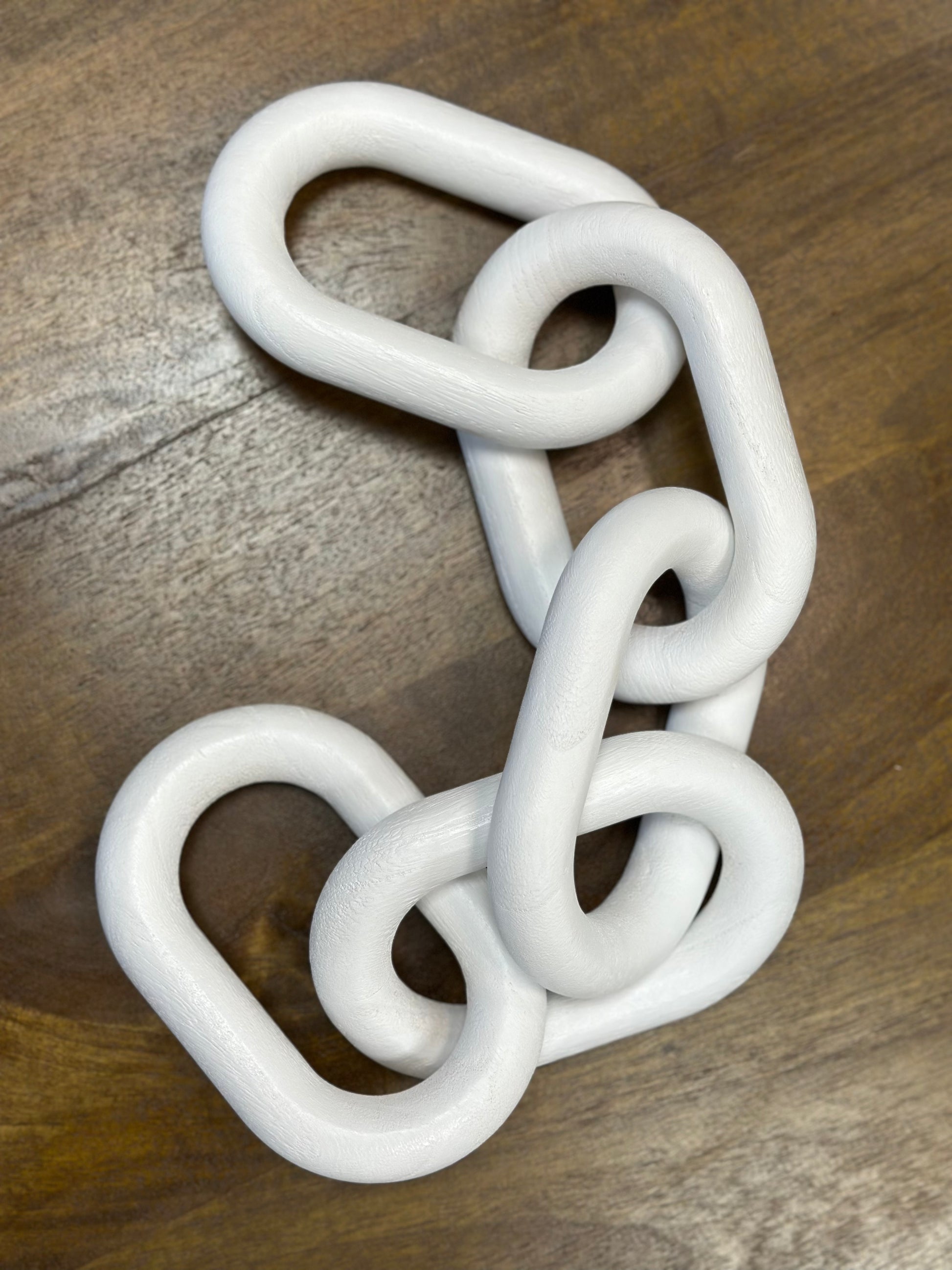 Escultura de madera con eslabones en tono blanco