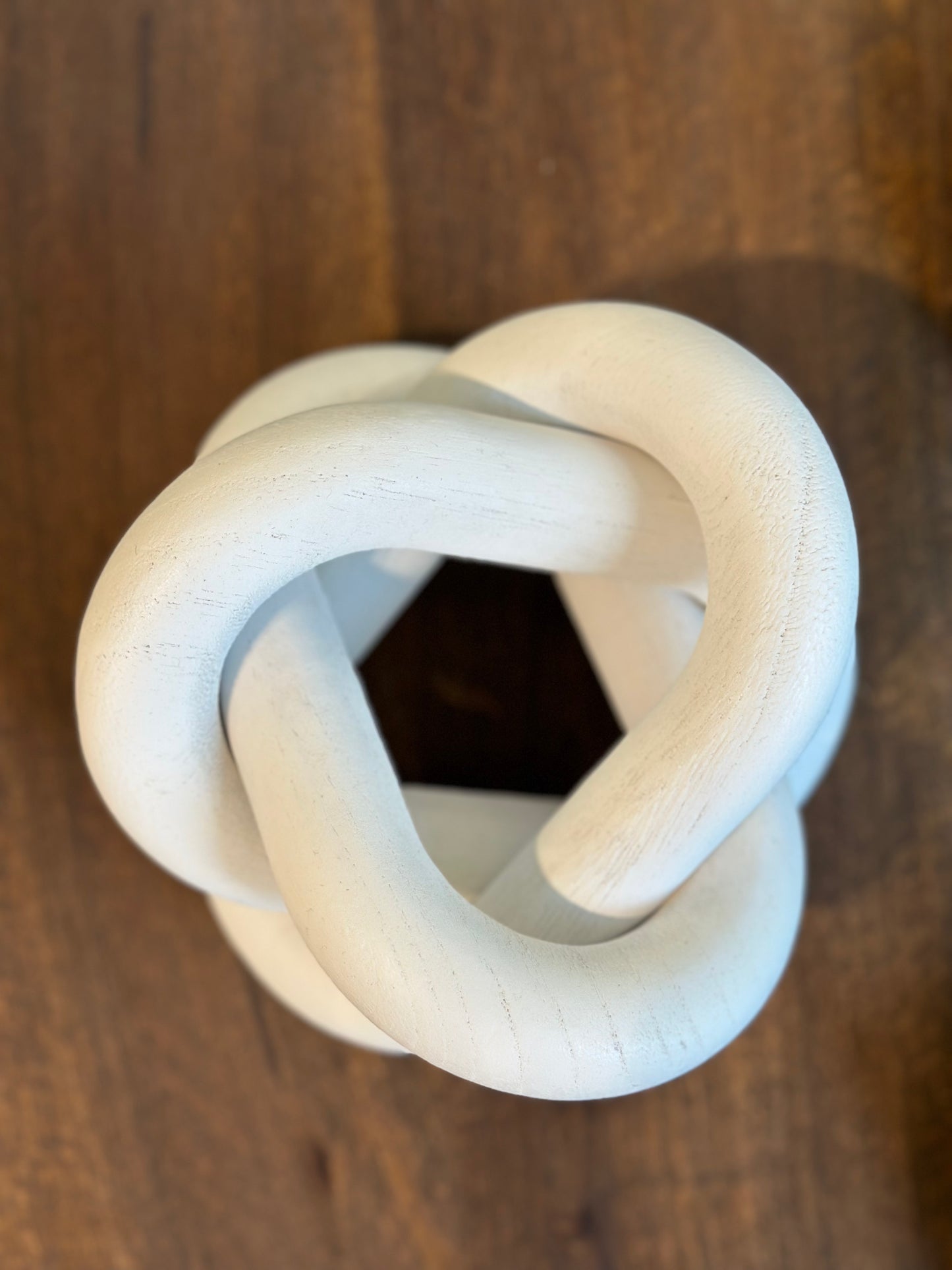 Escultura de madera con eslabones en tono blanco