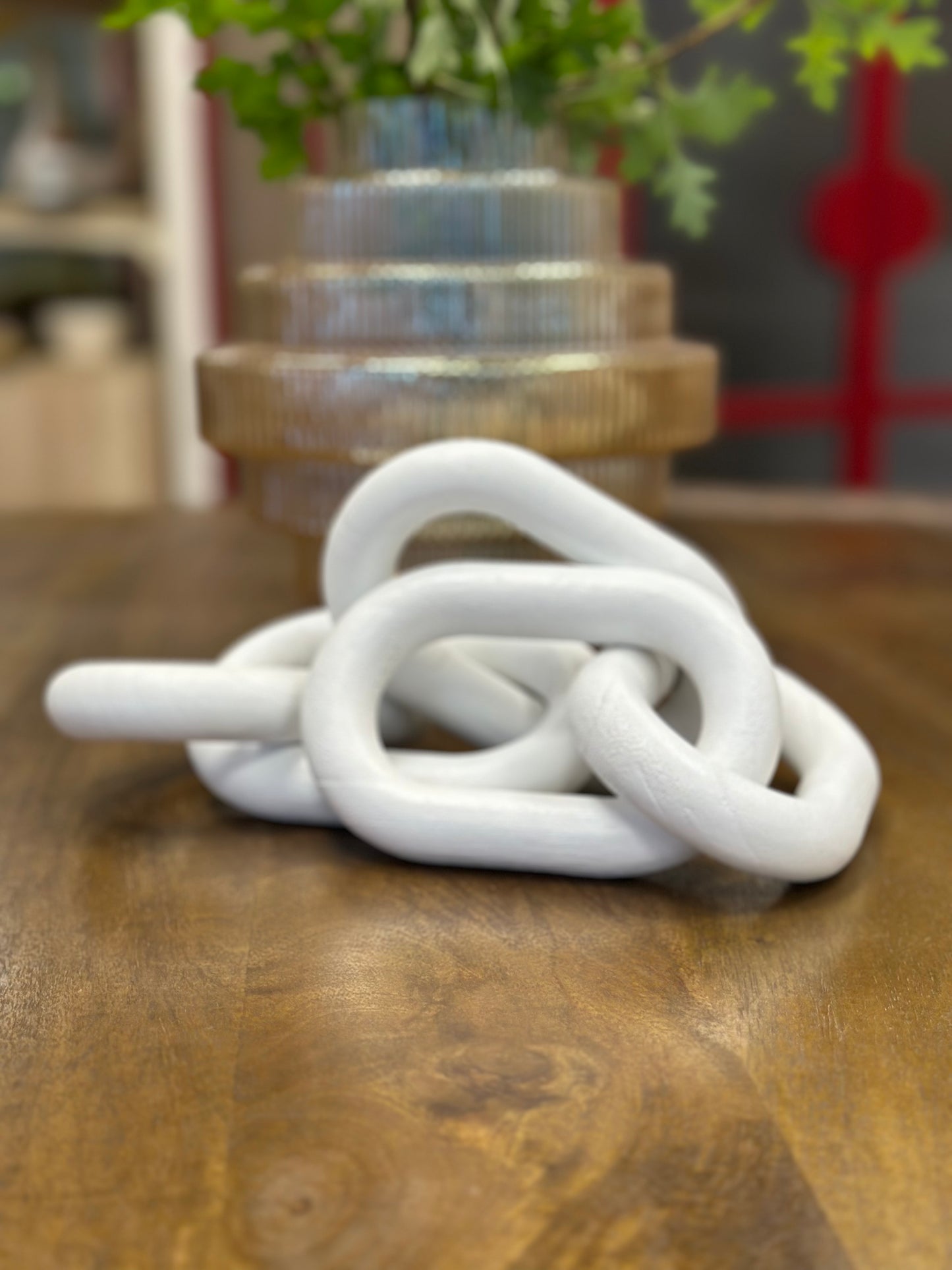 Escultura de madera con eslabones en tono blanco