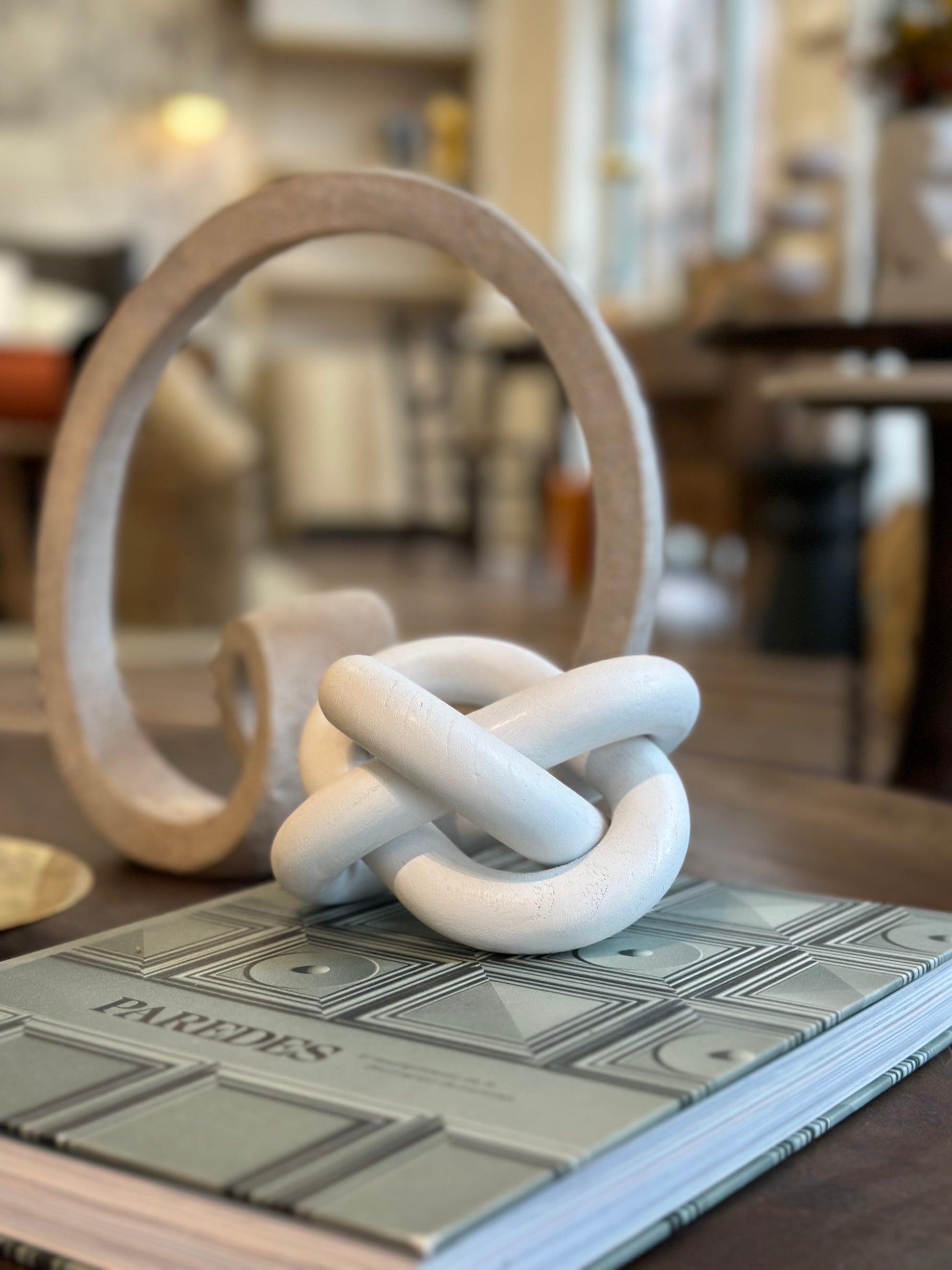 Escultura de madera con eslabones en tono blanco