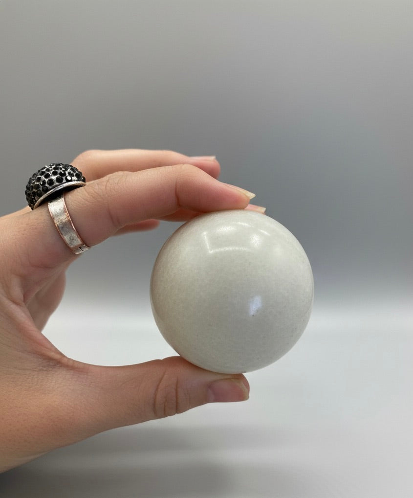 Esfera de cuarzo lechoso