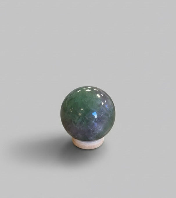 Esfera de mineral de fluorita multicolor