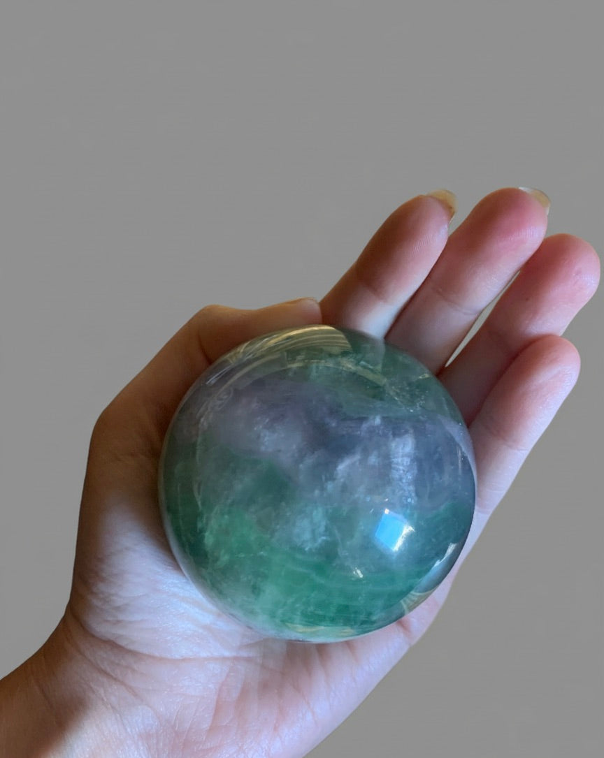 Esfera de mineral de fluorita multicolor