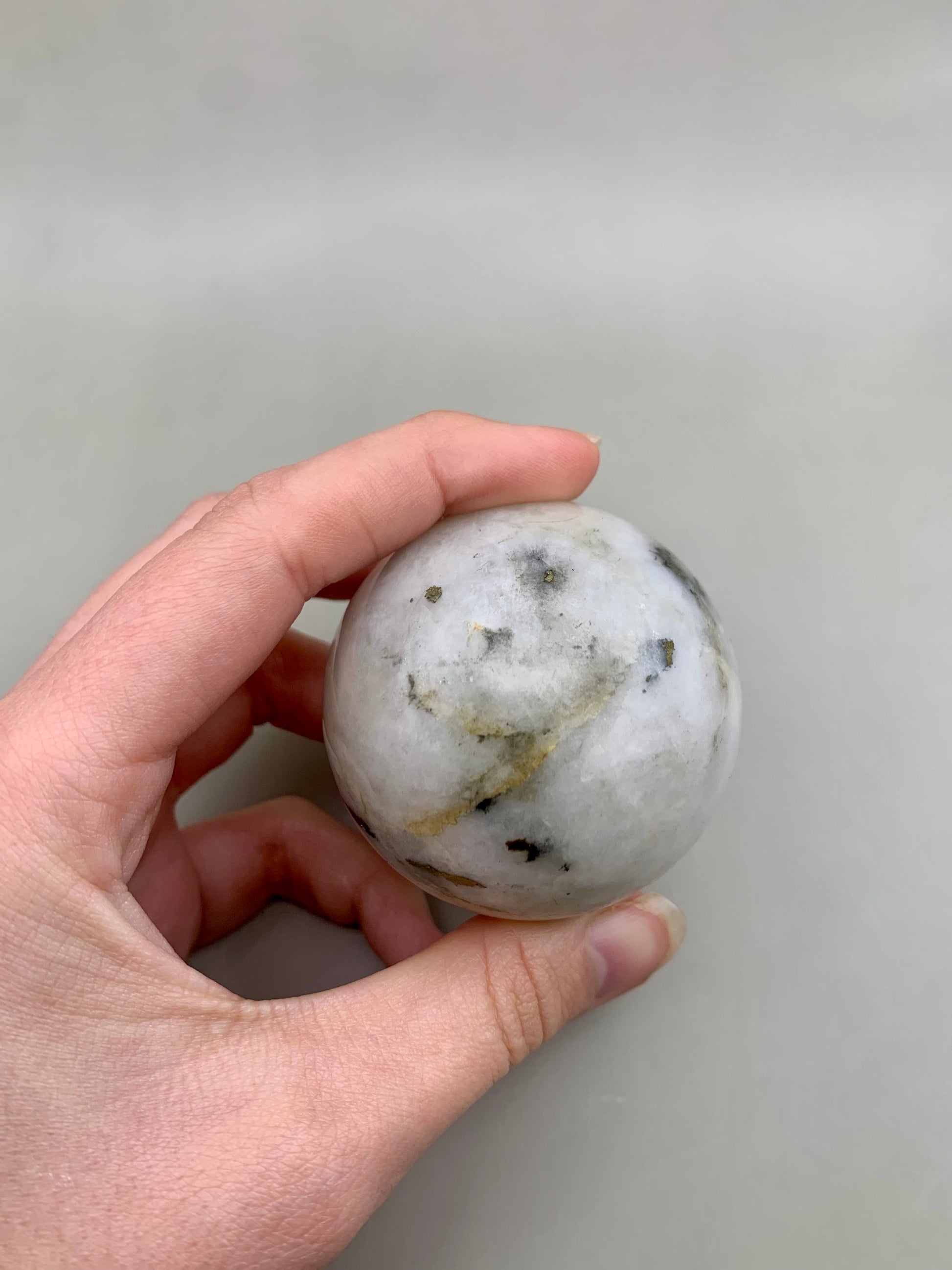 Esfera de cuarzo con lepidolita